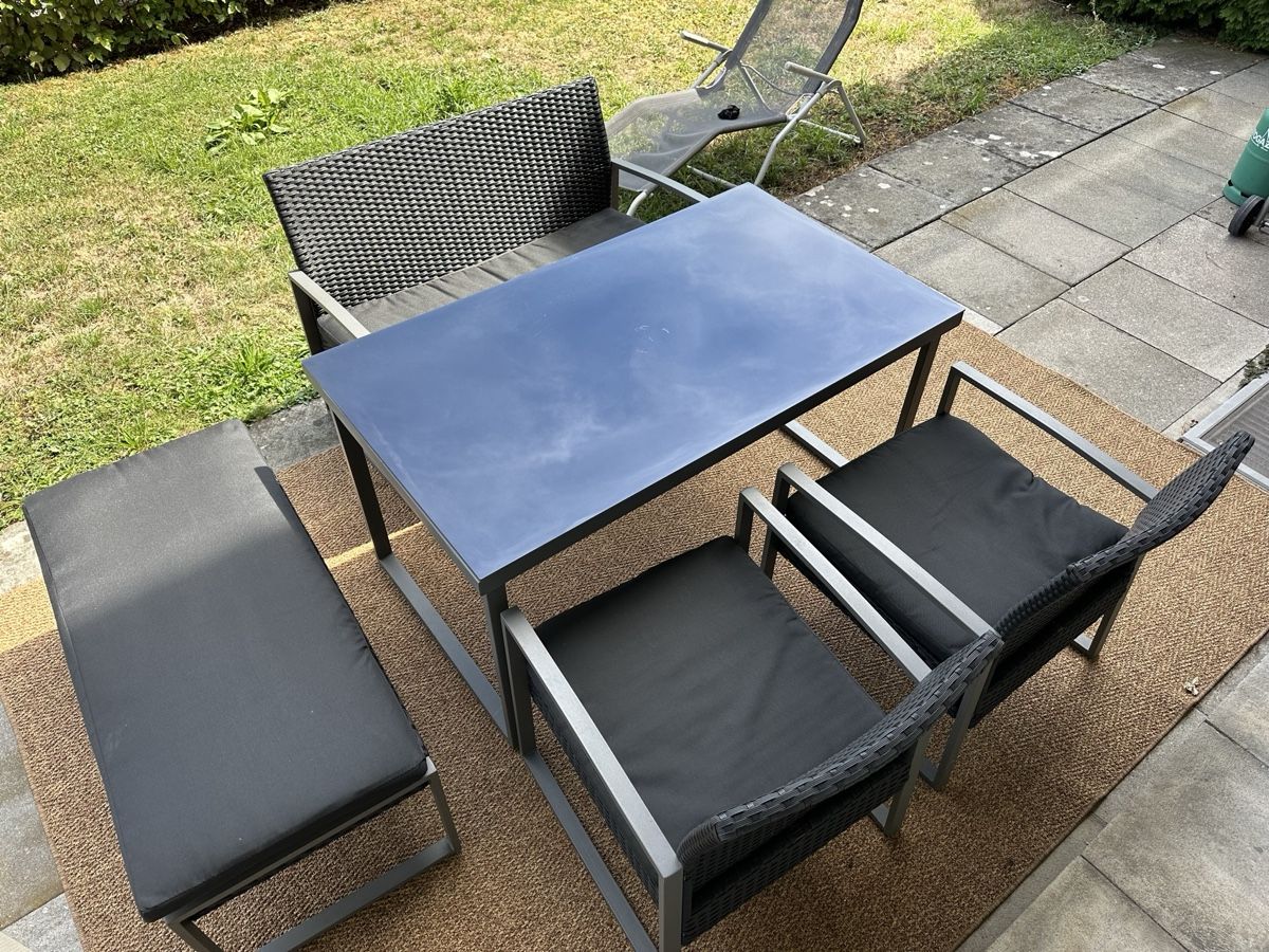 Tischset: Gartenmöbel-Set mit Tisch, 2 Stühlen & 2 Sitzbänken – Gebraucht aus Zug von pierre-europaallee 2