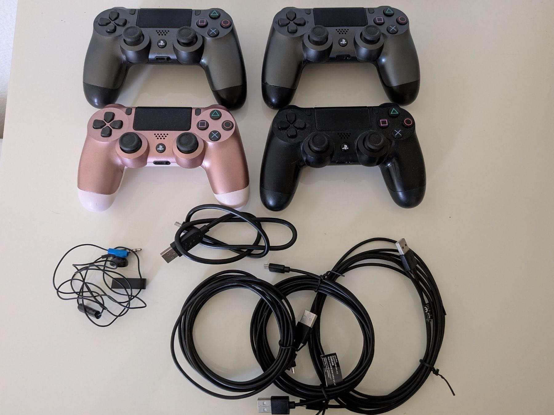 Sony Konsolen: Playstation 4 - 4x Dualshock Controller, Headset und Kabel – Gebraucht aus Kappel SO von Knoggaz 1