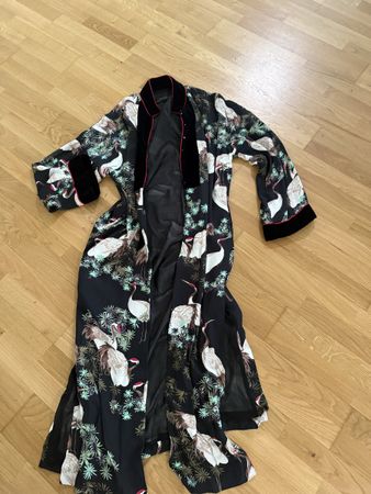 Zara Kimono Gr. S mit Kranich-Motiv, Samtbesatz, neuwertig