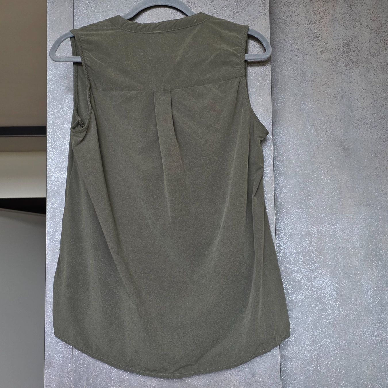 Top: 🐸 AMISU TOP / BLUSE S OLIV – Usato da Môtier (Vully) venduto da Frogs 1