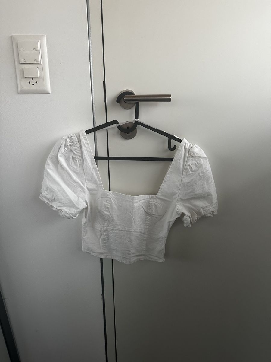 Bershka Camicette: Damen Crop Top Bluse mit Puffärmeln – Usato da Romanshorn venduto da laa_279h