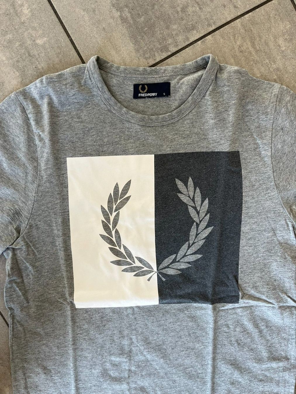 Fred Perry T-shirt: FRED PERRY T-Shirt Grau – Usato da Otelfingen venduto da Denis_ZH
