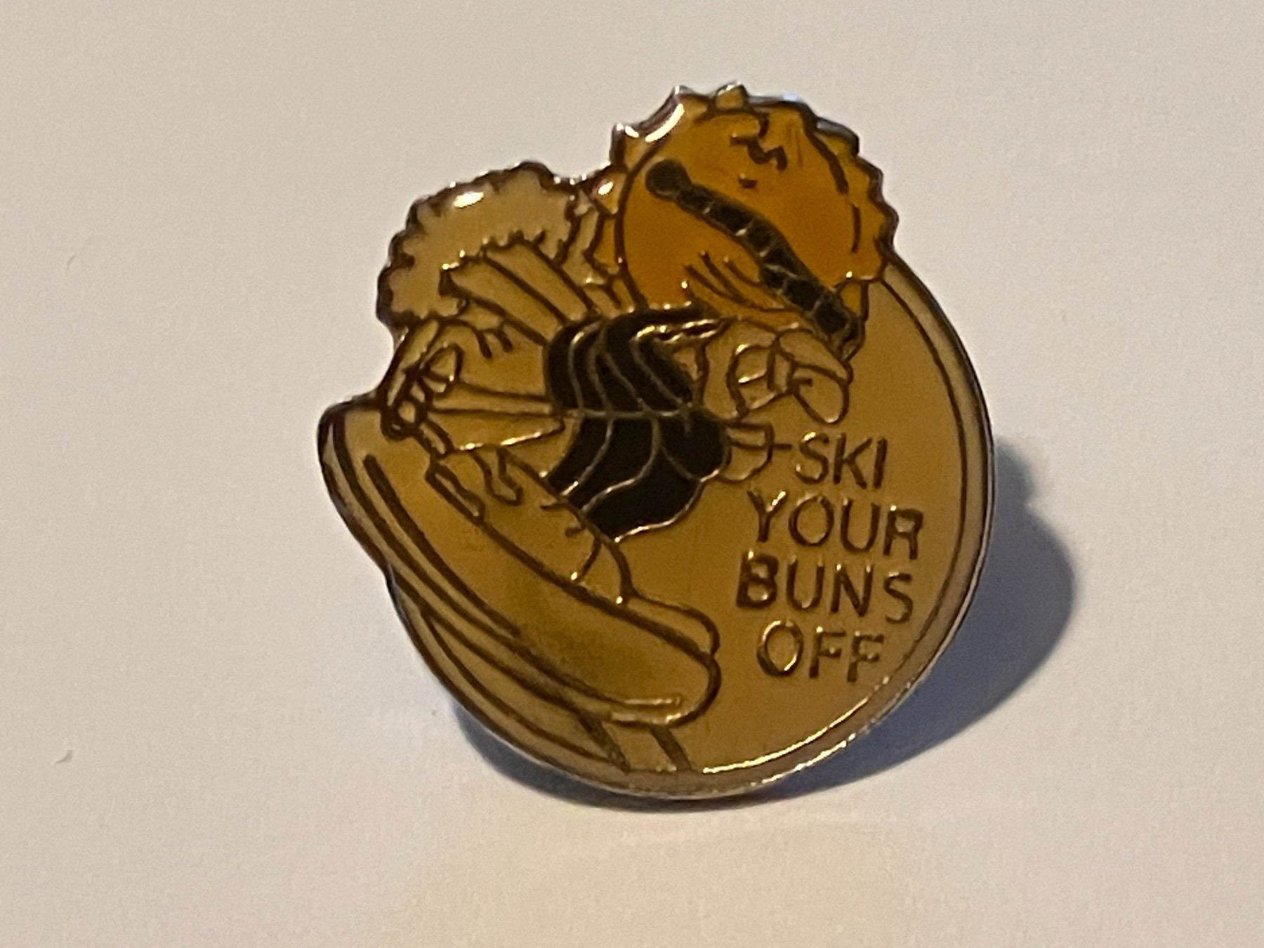 Placchette & Badge: 1 Pin Ski your Buns off – Usato da Basel venduto da djwwpp