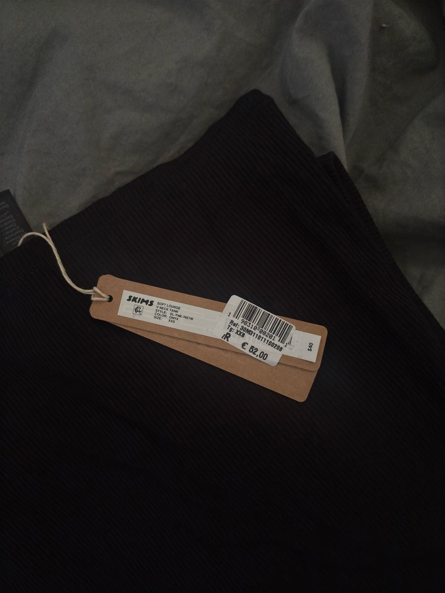 Skims Top: Skims Soft Lounge V-Neck Tank – Nuovo (secondo la descrizione) da Kriens venduto da qij_5ghs 4