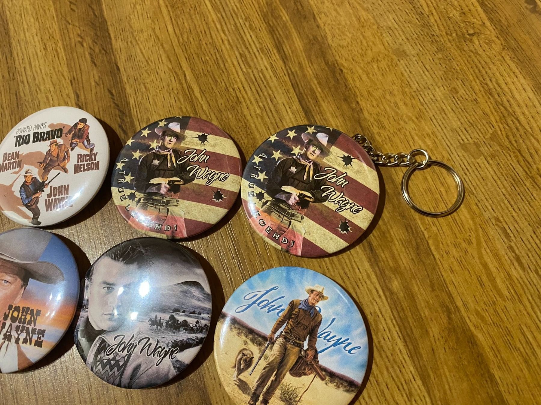Plaketten & Abzeichen: John Wayne Flaschenoeffner, Magnete, Ansteck Badge – Neu (gemäss Beschreibung) aus Basel von VinylLover68 1