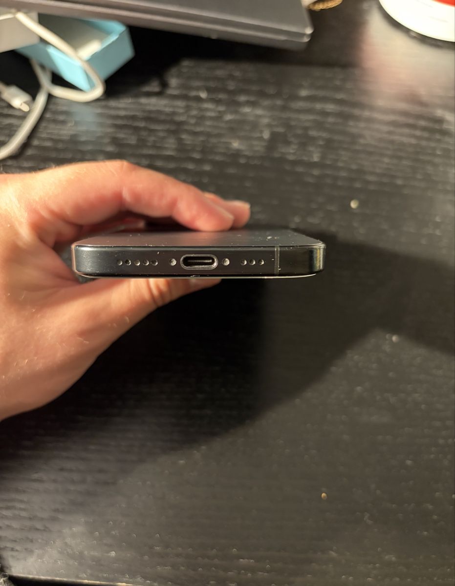 Apple Telefoni cellulari / Smartphones: iPhone 16 Pro 256gb, Vorderglas gebrochen – Usato da Döttingen venduto da er_amg_02 4