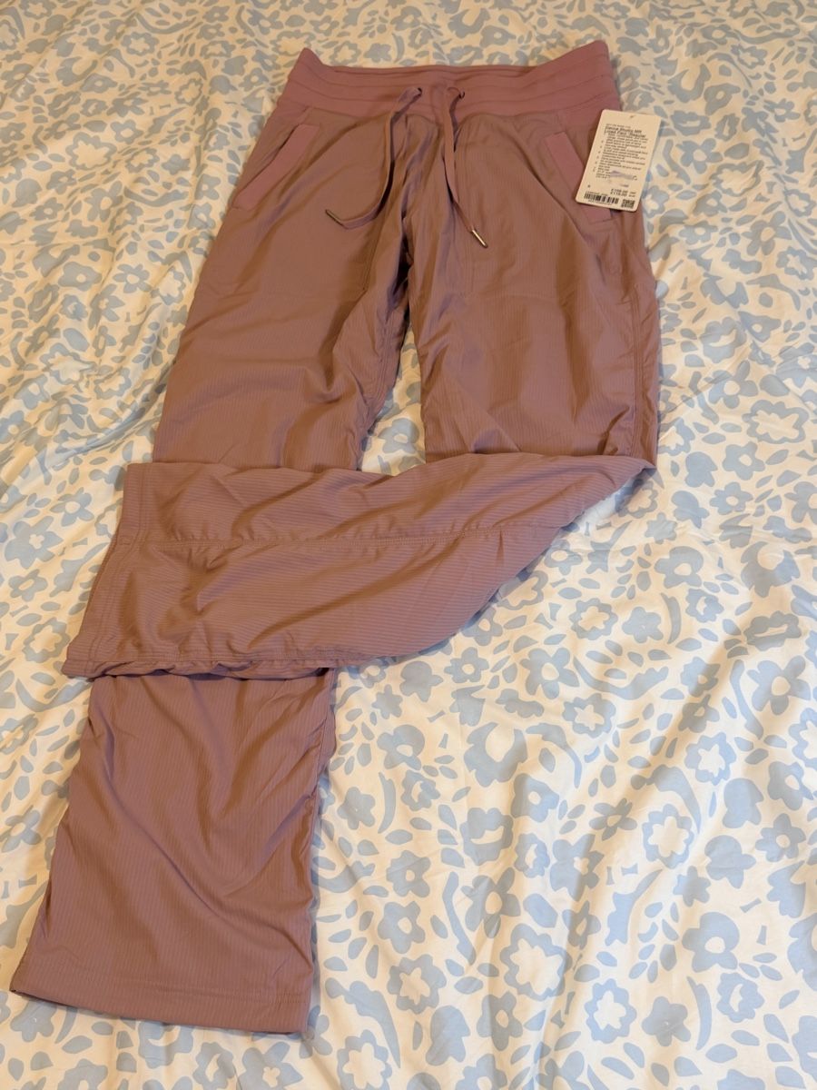 Lululemon Pantalons: NEW lululemon Dance Studio Mid-Rise Lined Pant Regular 6 – Neuf (Voir description) à Regensdorf par Let-me-win-please 1