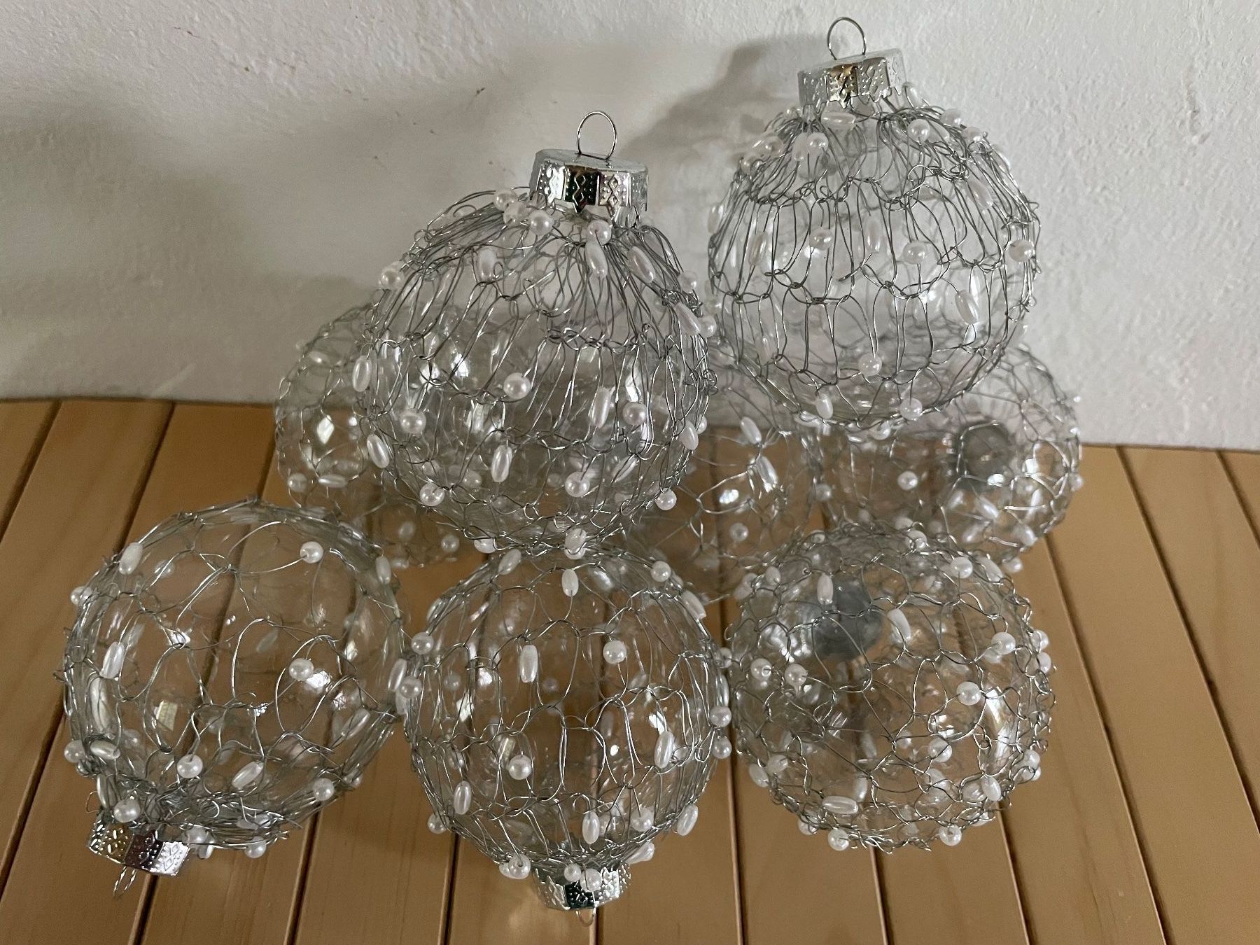 Alle Dekorationen: 8 Weihnachtskugeln aus Glas, mit Perlen weiss – Gebraucht aus Cham von 2eye 1