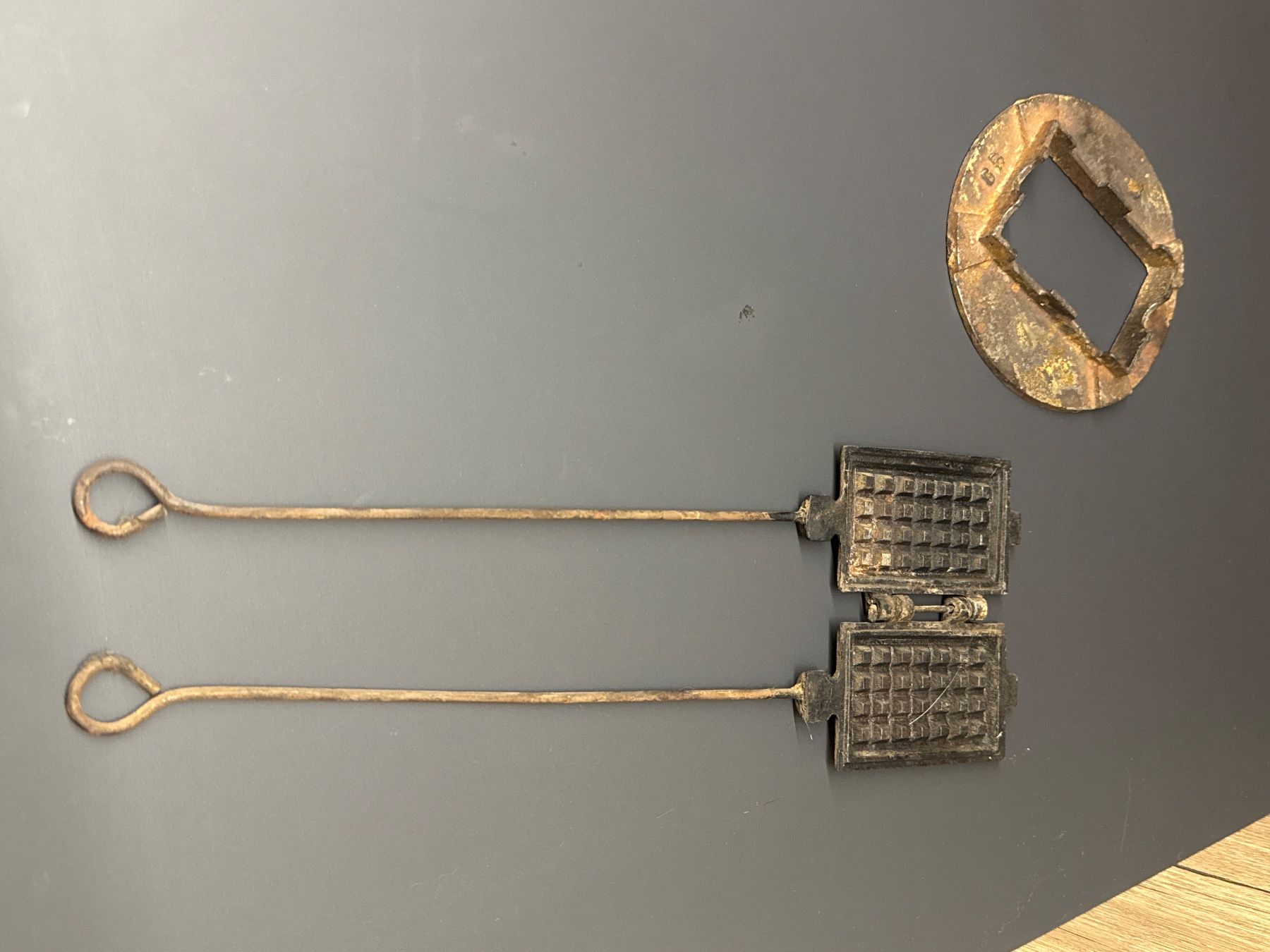 Teglie da forno: Ancien jouet fer a gaufre – Usato da Lajoux JU venduto da Briard0
