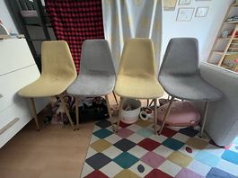 4 gepolsterte Esszimmerstühle