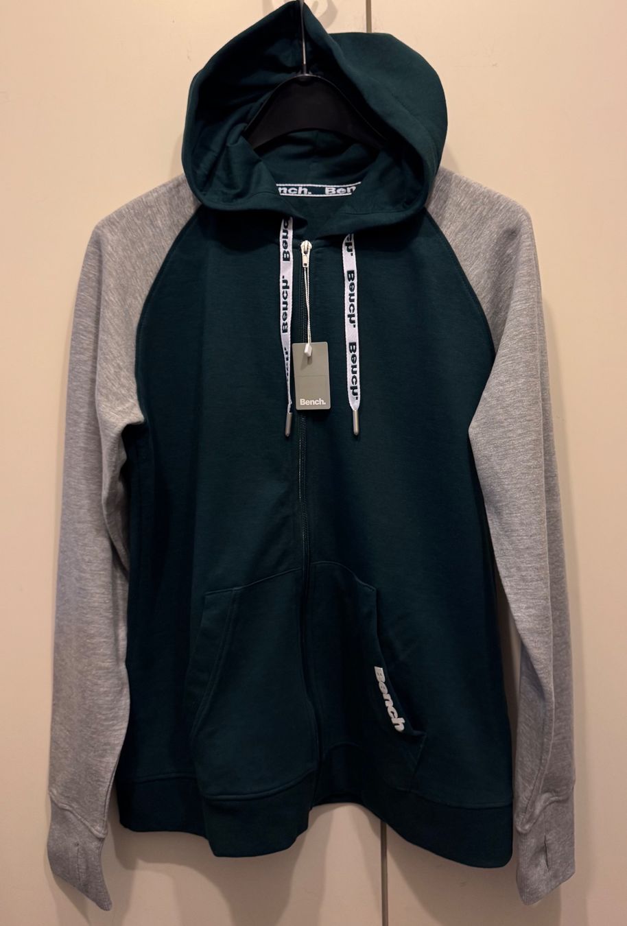 Bench Giacche: Sweat à capuche BENCH, bicolore vert-gris, taille 44/46 – Nuovo e nell'imballaggio originale da Genève venduto da OnSale
