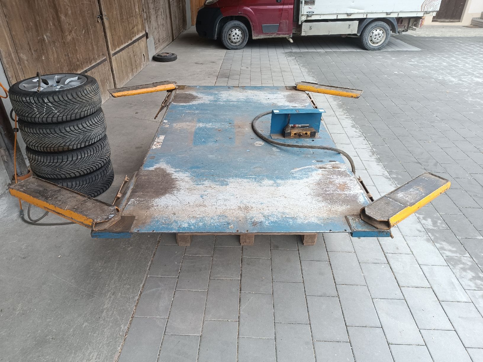 Piattaforme elevatrici & Crick: Herkules Autolift Pneumatisch  – Usato da Vinelz venduto da hae_sp7m 3