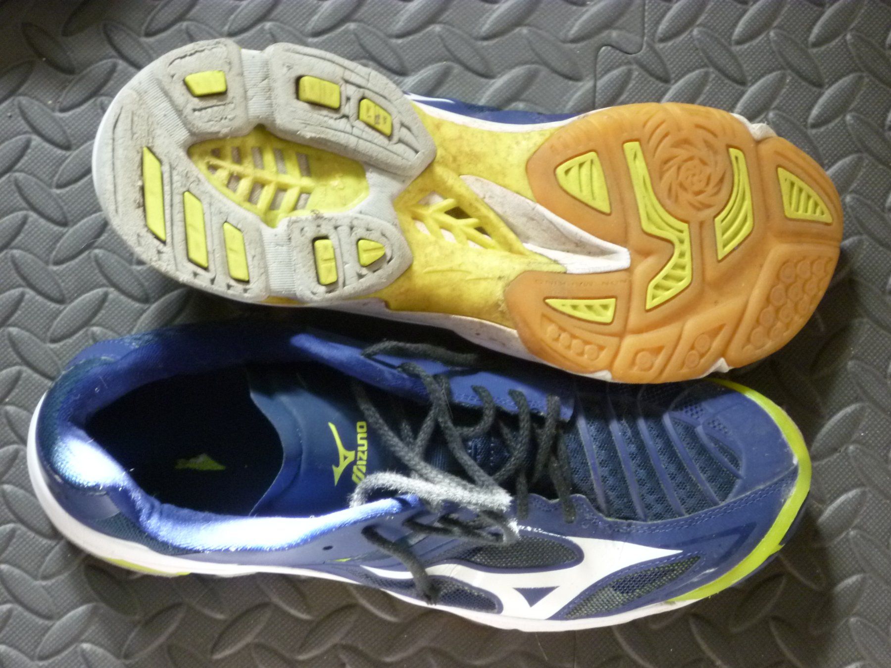 Mizuno Scarpe da uomo: Mizuno Hallenschuhe Gr. 45 – Usato da Safenwil venduto da universum78