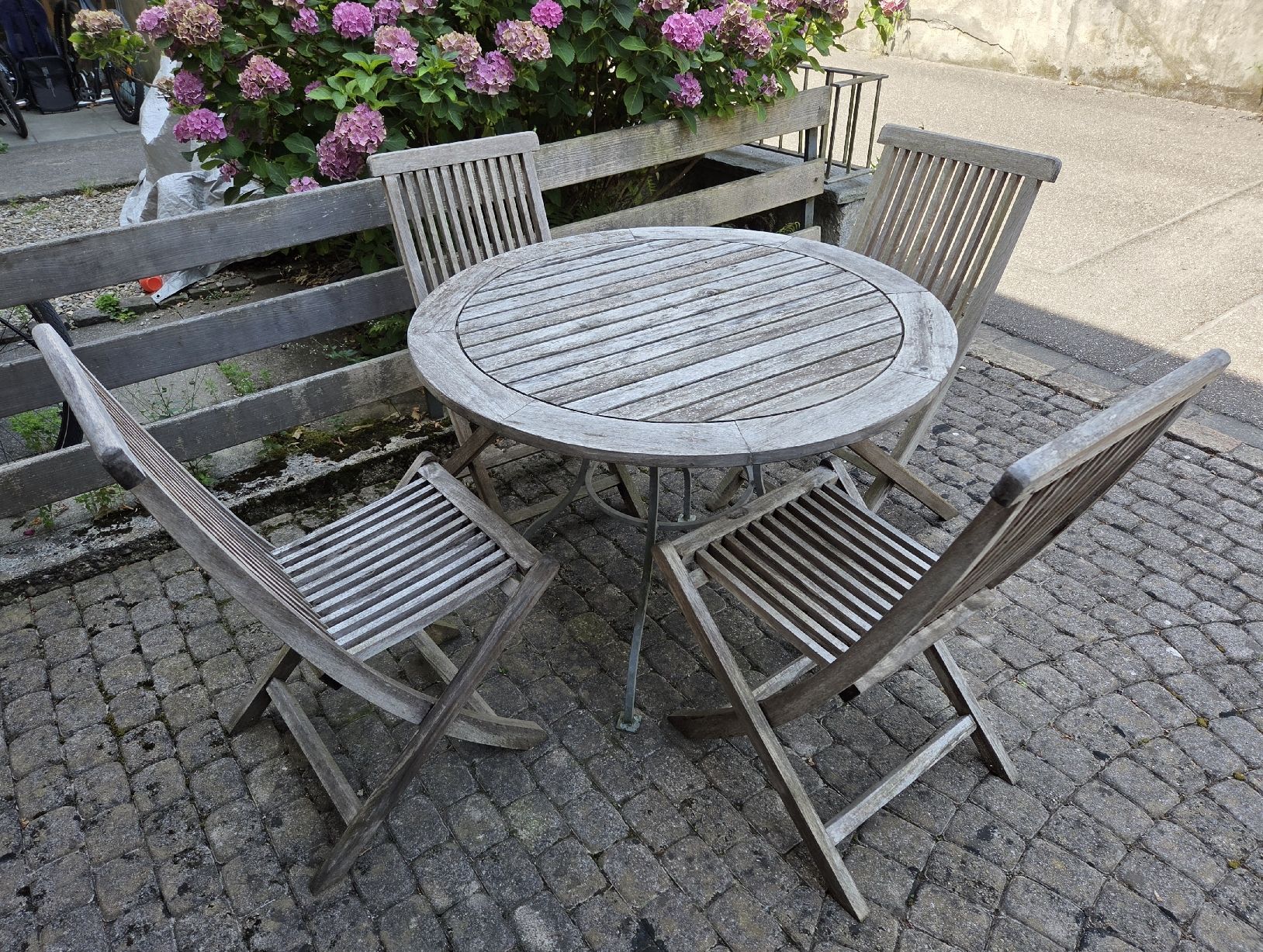 Tische: Teakholz Gartentisch mit 4 klappbaren Stühlen – Gebraucht aus Klingnau von Groofty69 5