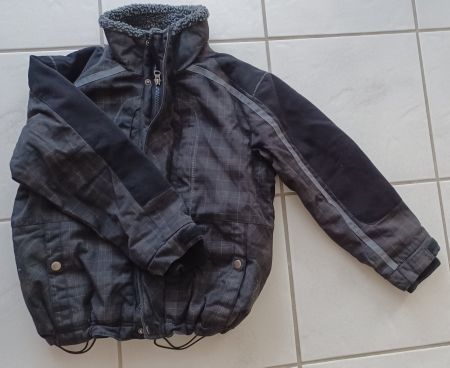 Gut erhaltene Winterjacke, Grösse 140