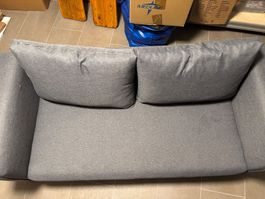 Gemütliches Sofa / Tagesbett in Grau mit Kissen, Top!