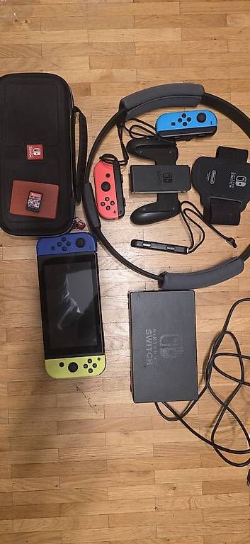 Consoles:  Nintendo Switch completa + 4 Joy-Con + 2 giochi + Ring Fit – D'occasion à Paradiso par Asli 4