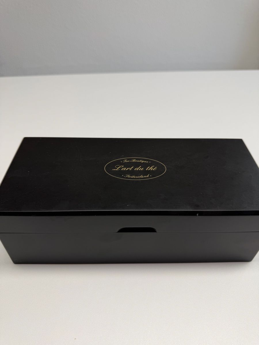 Casse di trasporto: Teebox schwarz mit 4 Fächern von Tee-Boutique L'art du thé – Usato da Rotkreuz venduto da GoldHeinz 1