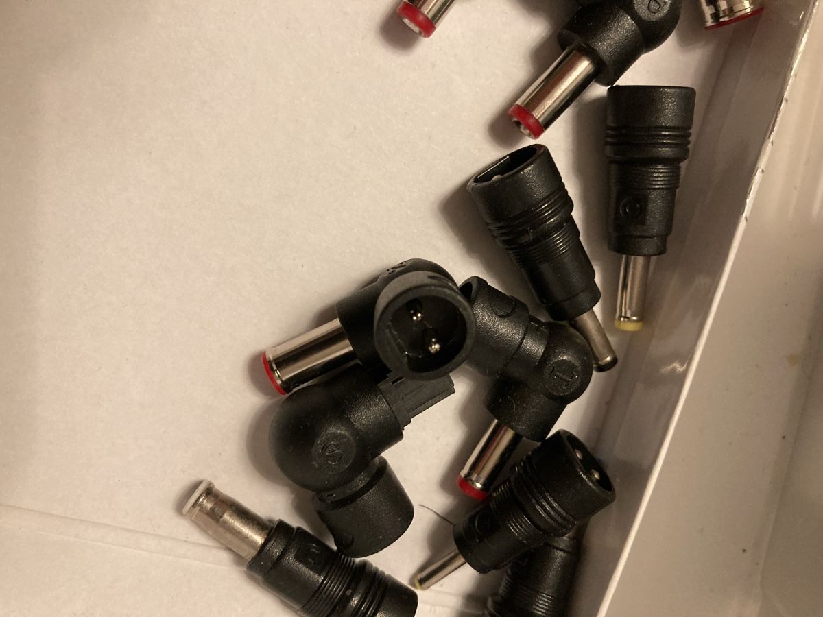 Targus Caricabatterie: Targus universal charger API2AD62 mit diversen Tips – Usato da Flawil venduto da rcnkr 5