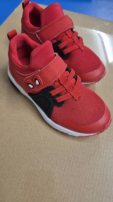 Scarpe per ragazzi: SPIDER-MAN Turnschuhe Gr. 25.5 – Usato da Schwarzenbach venduto da CurlySheep