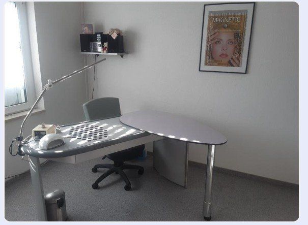 Tavoli: Nageltisch mit integrierter Absaug- und Feinstaubfilterung – Usato da Widnau venduto da Max40