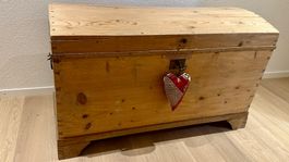 Holztruhe, Fichte, gewölbter Deckel, restaurationsbedürftig