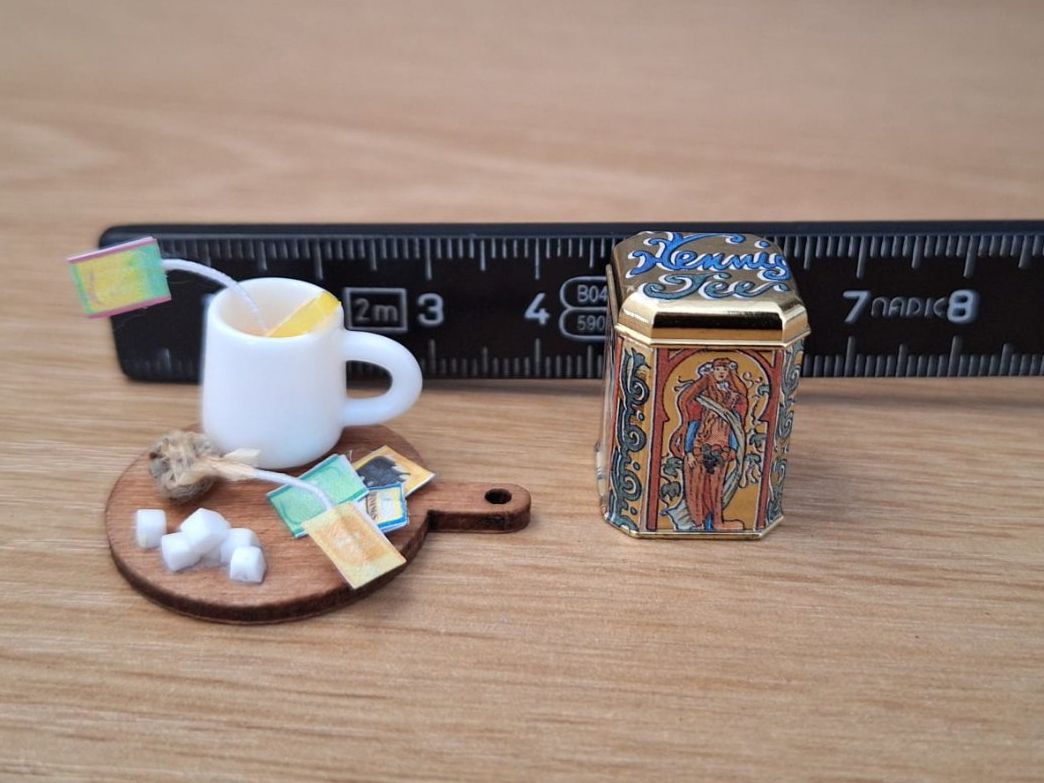 Case e mobili per bambole: Bodo Hennig Tee Dose mit Handmade Teetablett – Nuovo (secondo la descrizione) da Zürich venduto da HandmadeTinyFood 1