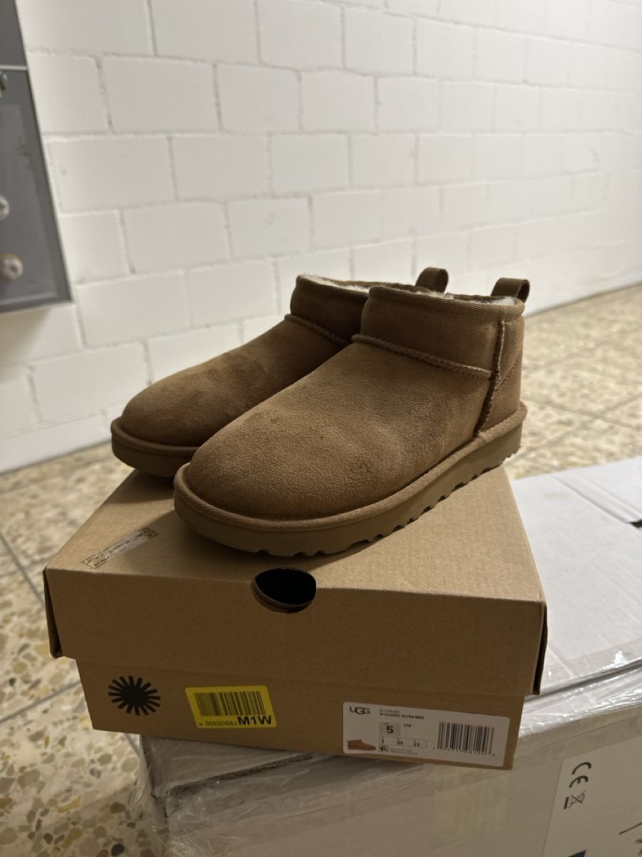 Ugg Chaussures femmes: UGG Schuhe Gr. 36 – D'occasion à Nürensdorf par Beni_Angela