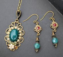 Boucles d'oreilles et collier de style antique