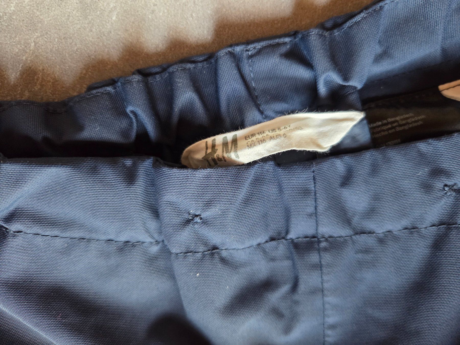 H&M Pantaloni: Regenhose von H&M Grösse 116 – Usato da Wiesendangen venduto da troawus 3