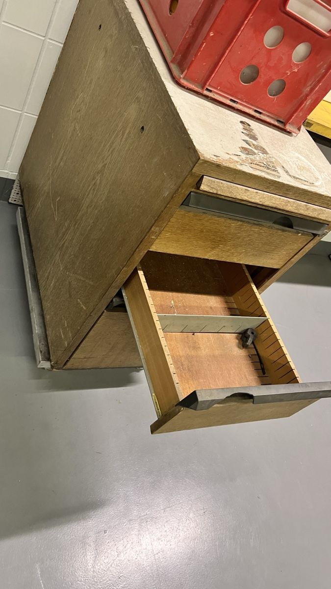 Armoires: Holz Korpus mit 3 Schubladen – Défectueux à Schmerikon par Kneisel 2