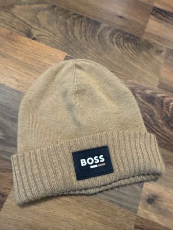 BOSS Kindermuetze in Beige - Ideal fuer den Winter!