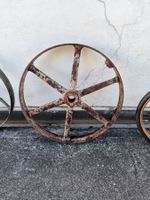 Grosses altes Eisenrad, Antikes Riemenrad, altes Metallrad