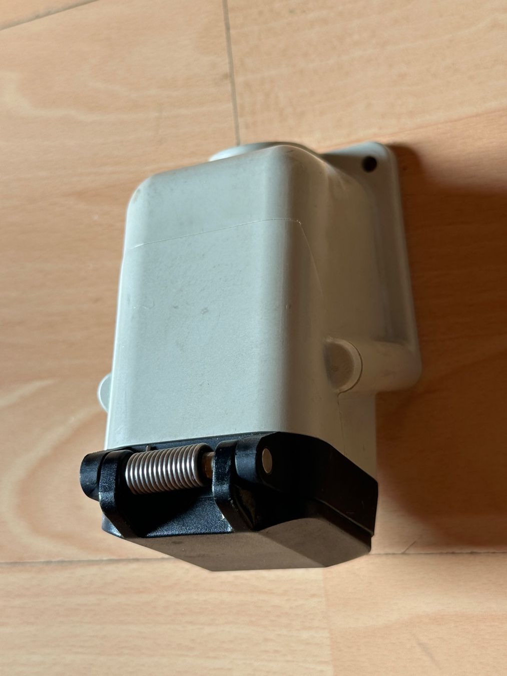 Spine: J15/4Polig Stromdose -Wanddose-Steckdose – Usato da Huttwil venduto da Bolpa