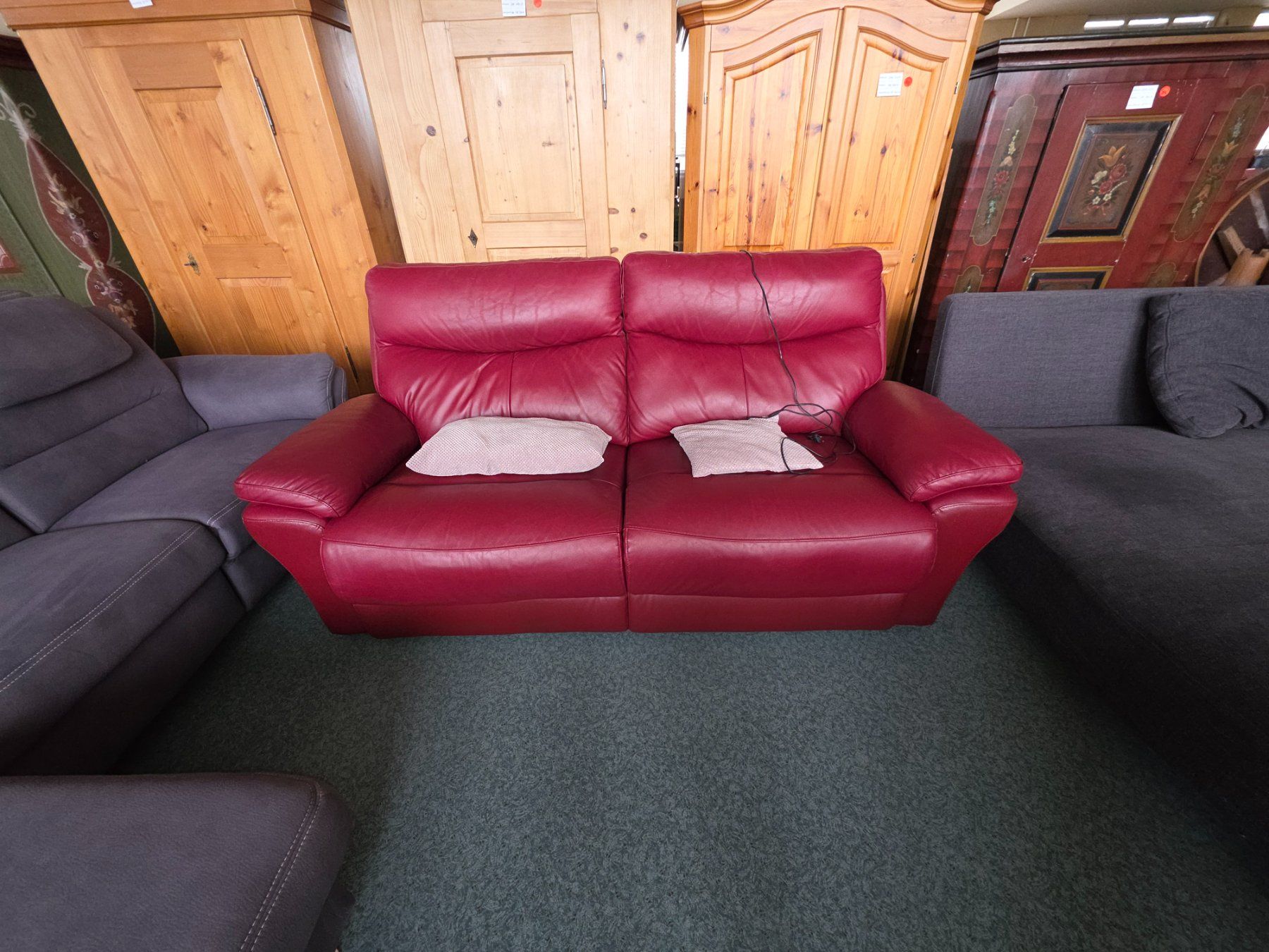 Divani: Rotes Ledersofa 2-Sitzer mit elektrischer Relaxfunktion – Usato da Zofingen venduto da BerchtoldBrocki