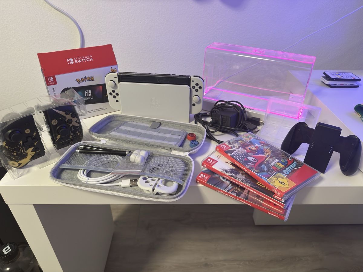Nintendo Console: Nintendo Switch OLED Neu mit Zubehoer – Nuovo (secondo la descrizione) da Ermensee venduto da Joao_ 1