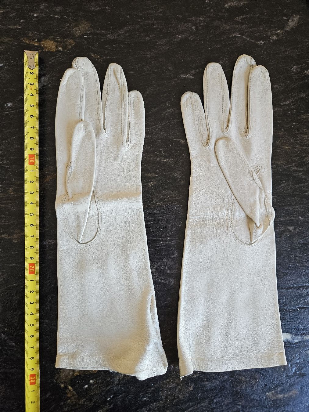 Handschuhe & Handstulpen: Elegante Damen Lederhandschuhe cremeweiss – Gebraucht aus Eschenbach SG von MarThu