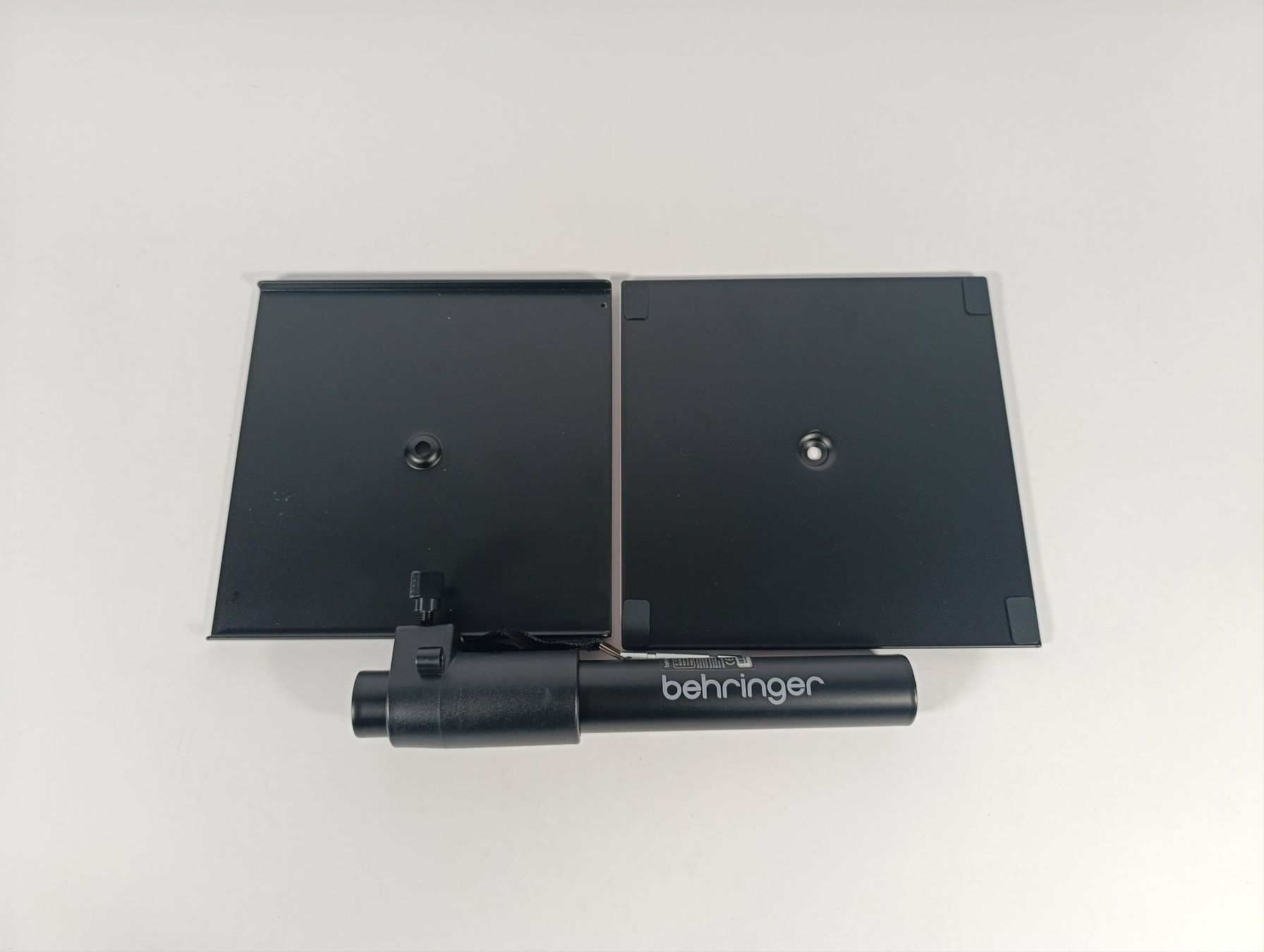 Bildschirmhalterung: BEHRINGER Support d'écran réglable SM2001 – Gebraucht aus Thielle von Plusvalue_Neuchatel 1