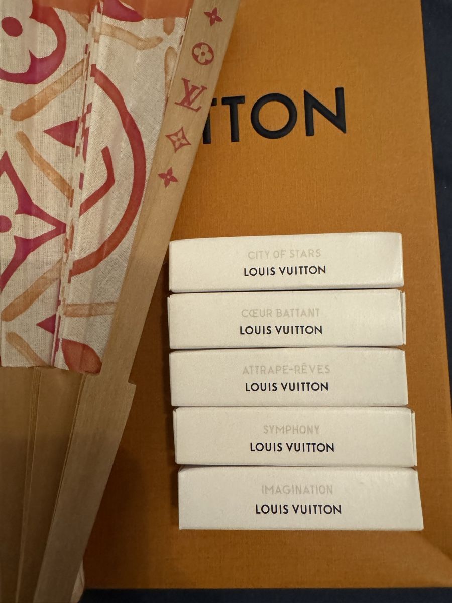 Louis Vuitton Profumi & Eau de Toilette: Louis Vuitton Fächer & Parfümchen – Nuovo (secondo la descrizione) da Bern venduto da Blueangel6 6