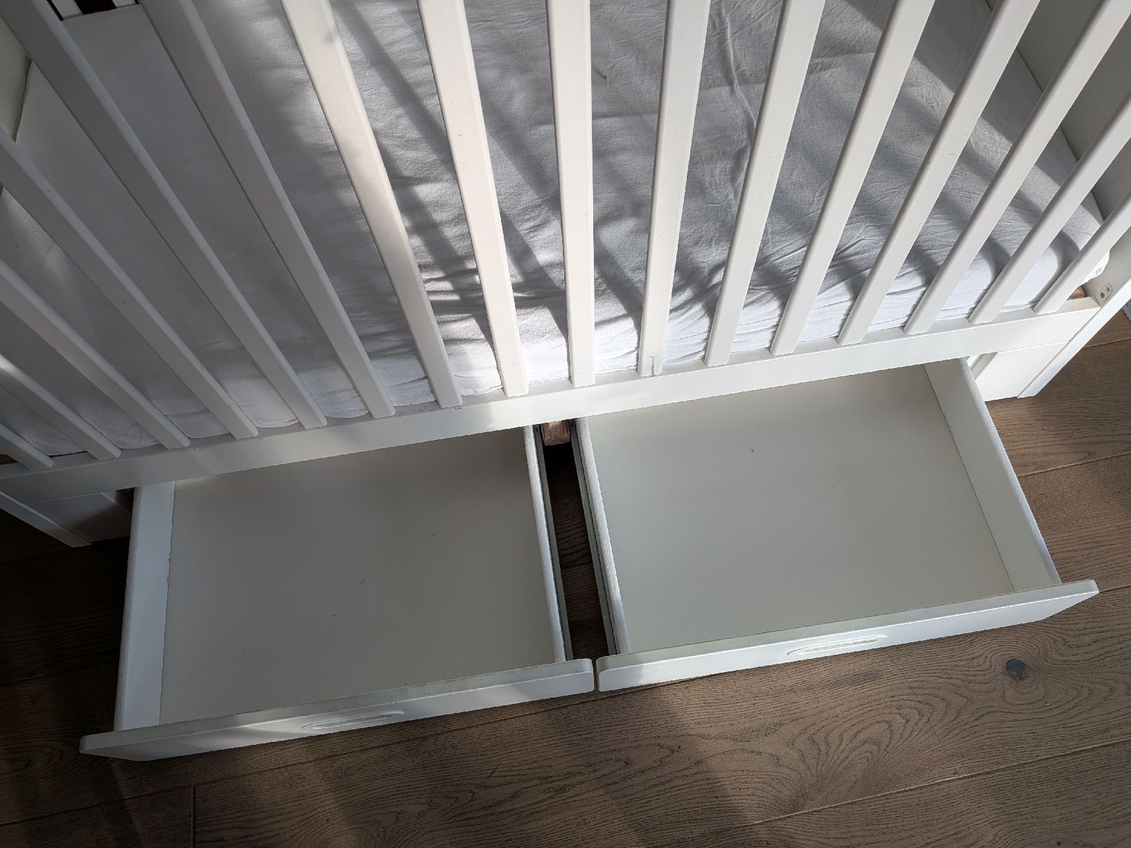 Ikea Betten: Lit bébé blanc avec tiroirs – Gebraucht aus Enney von dam_lq6n 2
