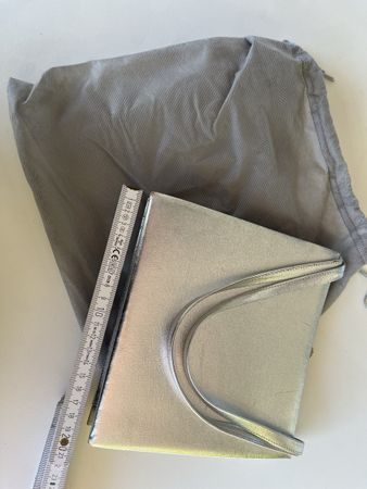 Elegante silberfarbene Handtasche
