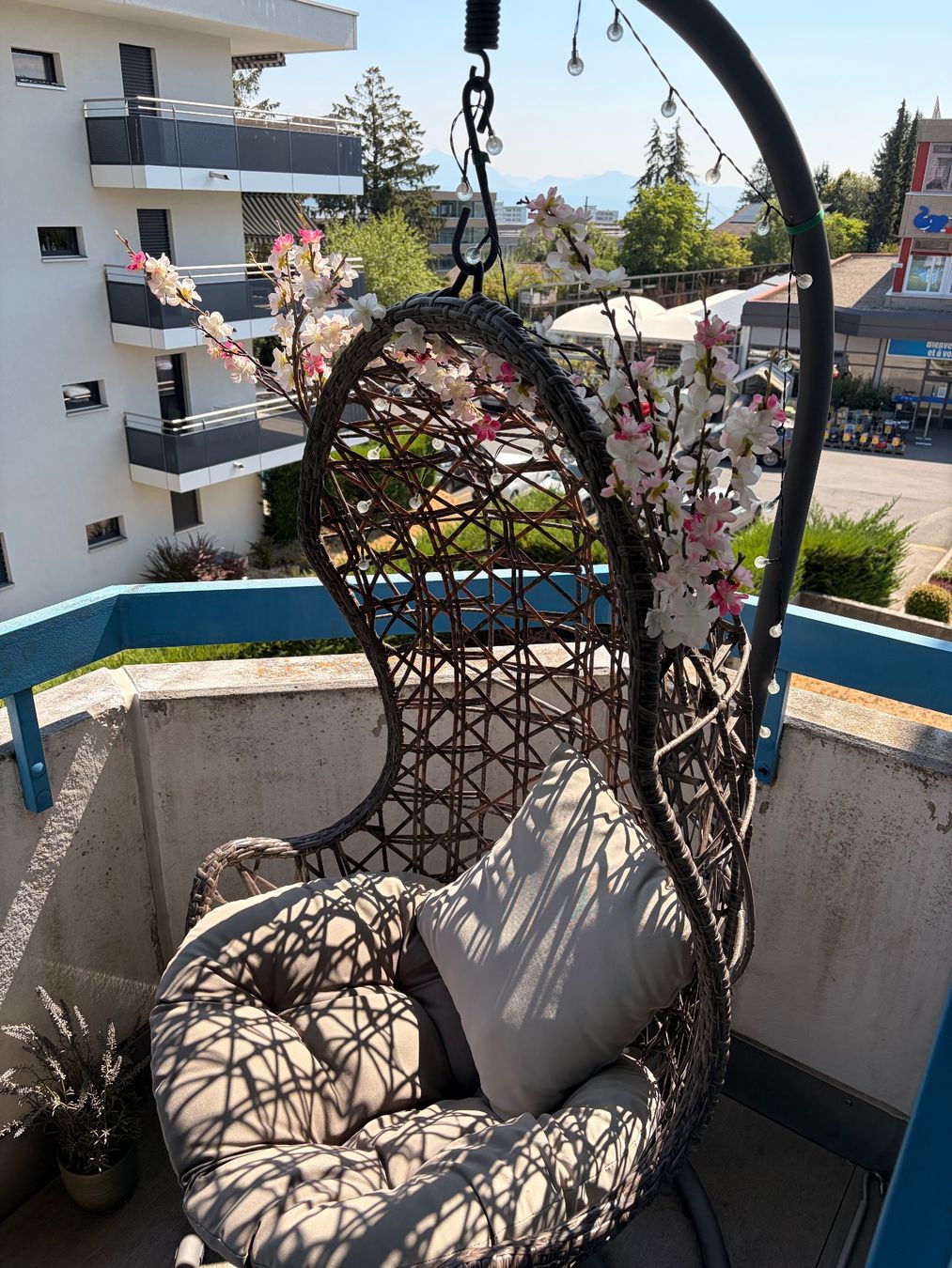 Poltrone pensili da giardino: Fauteuil suspendu rotin avec coussin – Usato da Epalinges venduto da zon_7kg9 1