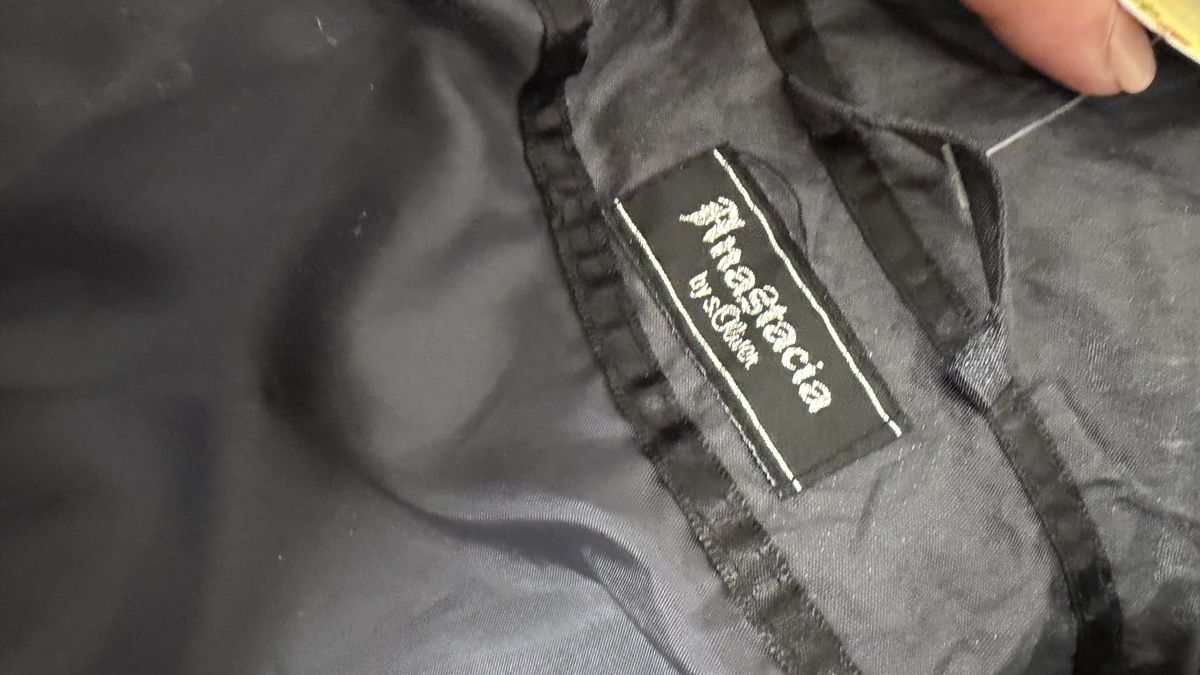 Giacche: Black satin button up blouse/ jacket with subtle textured pa – Usato da Knonau venduto da Grapesvintage 3