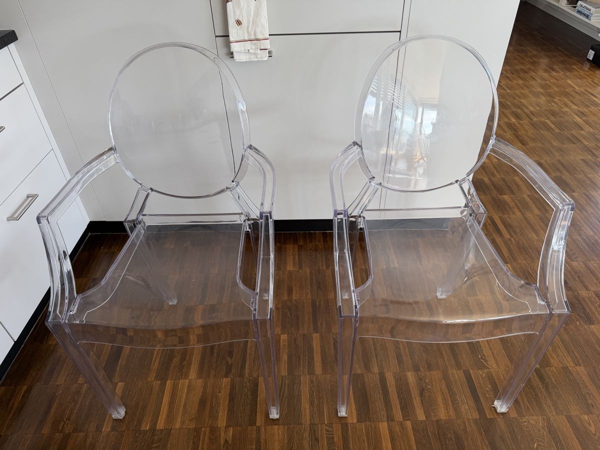 Kartell Stühle: 2 chaises design transparentes style Louis Ghost – Gebraucht aus Lausanne von sylviaordonez
