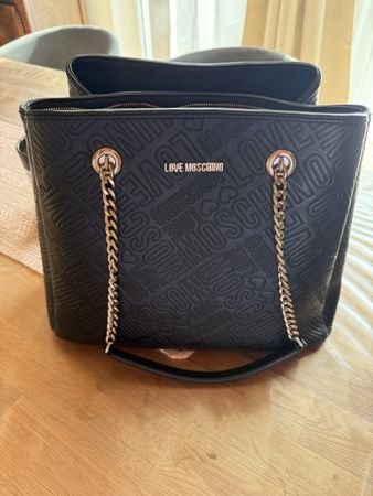 Sac à main Love Moschino noir logo gravé chaîne porté épaule