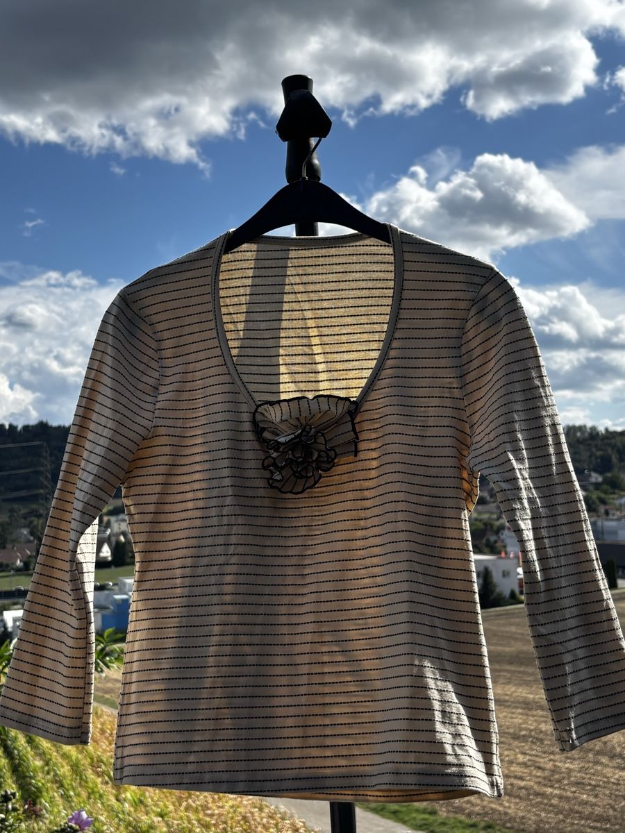T-Shirts: T-Shirt mit Blume 🌸  – Gebraucht aus Walterswil SO von Sunshineyupi
