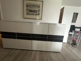 Sideboard weiss Hochglanz mit dunklem Akzentstreifen,TOP Zus