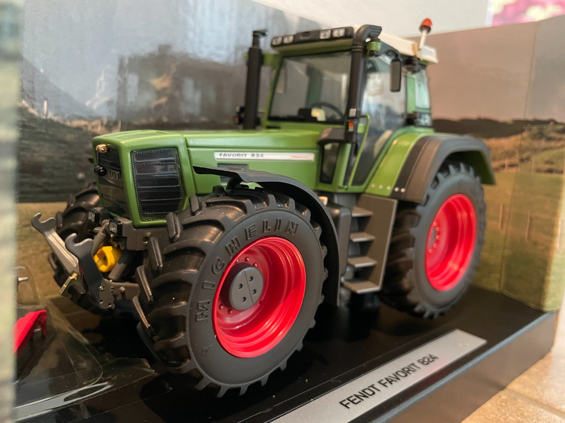 Fendt Trattori: Fendt Favorit 824 – Nuovo e nell'imballaggio originale da Kreuzlingen venduto da Stefan1150 1