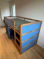 Solides Hoch-Kinderbett aus Holz mit 2 Matratzen und Vorhang