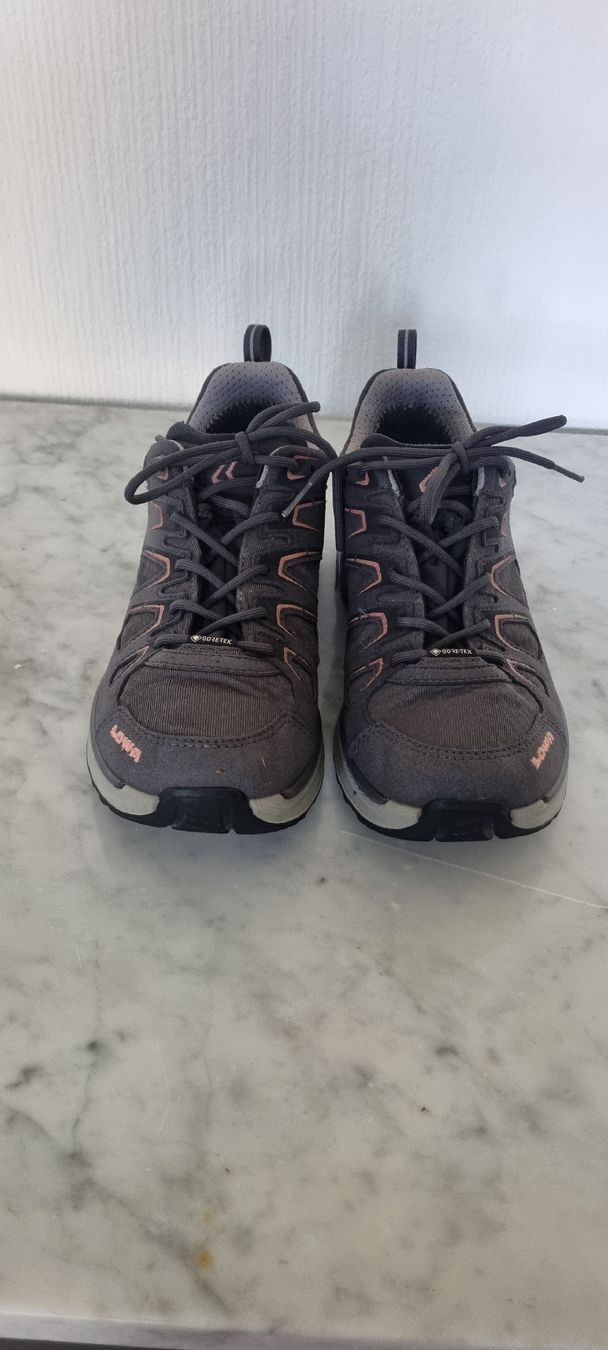 Lowa Damenschuhe: Lowa Trekkingschuh Damen – Gebraucht aus Thun von liviaa6